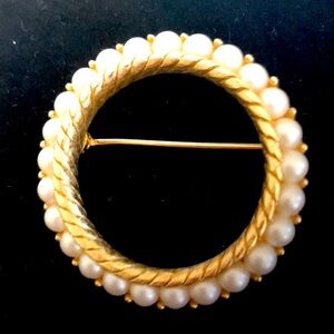 ❤️ Vintage Crown Trifari Circle Brooch